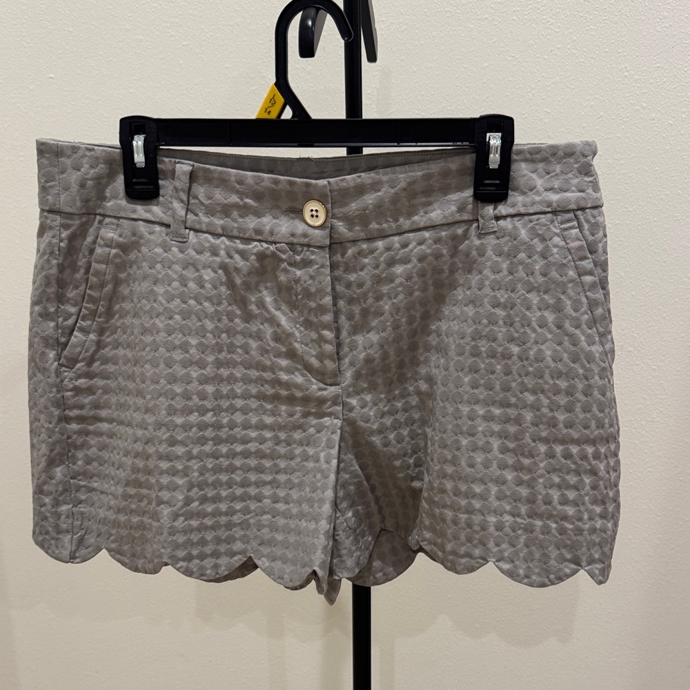 crown & ivy Scalloped High Waist Shorts in Light Gray